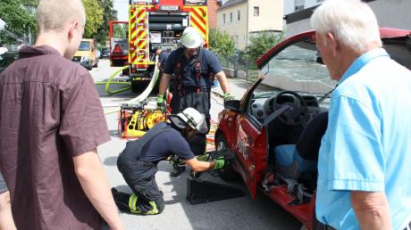 Die Feuerwehr Untermeitingen demonstrierte die Rettung an einem Unfallfahrzeug.
