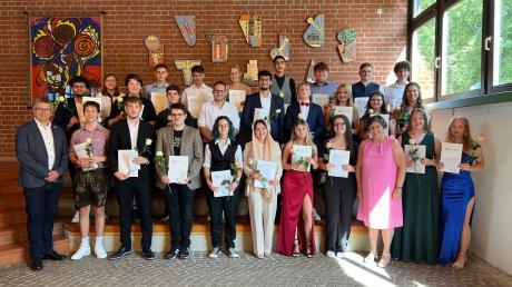Insgesamt 24 Absolventinnen und Absolventen wurden in diesem Jahr von der Wirtschaftsschule Pöttmes verabschiedet.