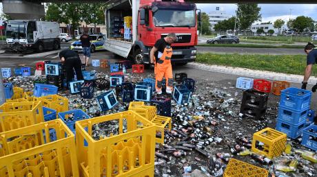 Mehrere Paletten Getränke hat ein Getränkelaster im Kreisverkehr an der Otto-Hahn-Straße in Neu-Ulm verloren. Die Folge war ein Scherbenmeer.
