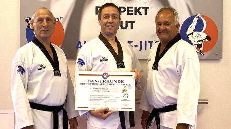 Kampfsport Willi Mayer und Josef Mayer beglückwünschen Reinhold Binder (Mitte) zum Großmeister-Titel.