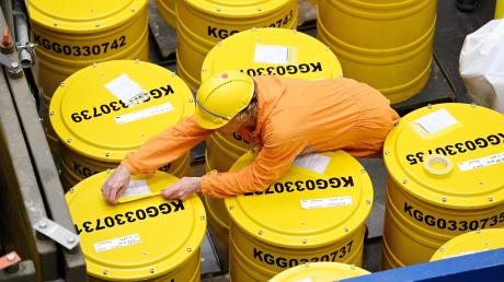 Radioaktiver Müll aus dem ehemaligen Kernkraftwerk Gundremmingen wird in gelbe 200-Liter-Tonnen verpackt und künftig im Schacht Konrad endgelagert.