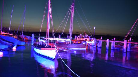 Herrsching
Der Hafen des RMDSC in Herrsching (bei Nacht – festlich beleuchtet zur 75-Jahrfeier.)
Boote, Ammersee, Symbolbild, Feature
