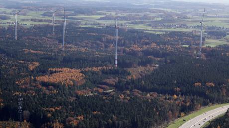 Der Windpark "Brugger" befindet sich auf Forstflächen der Stadt Augsburg nahe Adelzhausen. Die Stadt will nun weitere Standorte prüfen. 