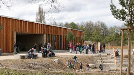 Das Umweltbildungszentrum am Botanischen Garten eröffnete im April. Die Wände bestehen aus Holz und Lehm. 