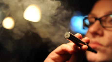 Jugendliche haben in Harburg zahlreiche E-Zigaretten gestohlen.