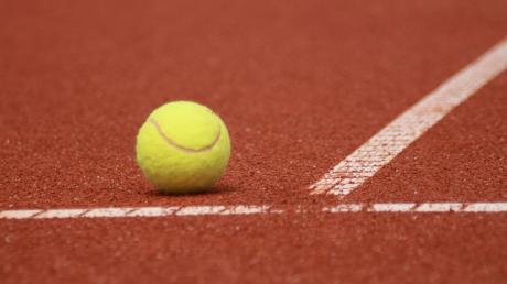 Jugendliche haben einen Tennisplatz in Oberndorf beschädigt.