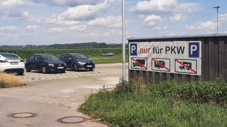 Mit solchen Schildern schafft die Stadt Friedberg Rechtssicherheit, um wild parkenden Wohnmobilfahrern am See einen Strafzettel geben zu können.