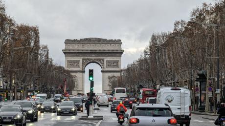 Die Avenue des Champs Élysées auch kurz Champs Élysées oder umgangssprachlich Les Champs genannt, ist eine Prachtstraße in Paris.