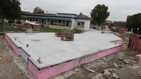 Beim Kindergarten St. Martin in Waldstetten geht der zwei Millionen Euro teure Erweiterungsbau mit der Fertigstellung der Bodenplatte erkennbar voran.