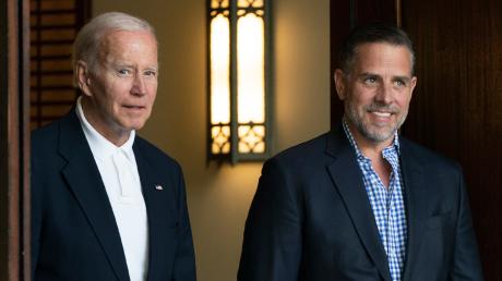 Bilder aus besseren Zeiten: US-Präsident Joe Biden mit seinem Sohn Hunter Biden im August 2022 nach dem Besuch einer katholischen Messe. 