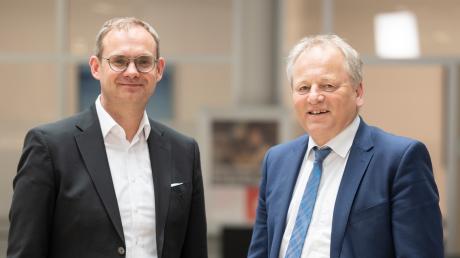 Vorstandsvorsitzender Martin Jenewein (links) und Vorstand Wolfgang Winter haben die Bilanz der Sparkasse Dillingen-Nördlingen für das Geschäftsjahr 2022 vorgelegt.
