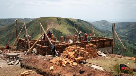 In den Hügeln von Buhwejus, im Westen Ugandas, entsteht ein Ausbildungszentrum mit Forstfarm und Herberge.