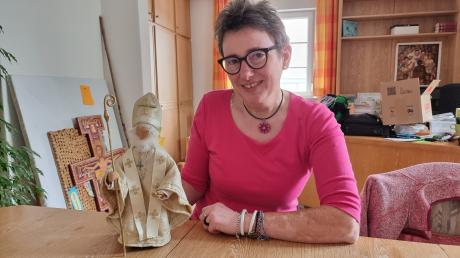 Regina Weindl verlässt die Pfarreiengemeinschaft St. Michael. Den heiligen Ulrich als Handpuppe hat sie selbst gefertigt.