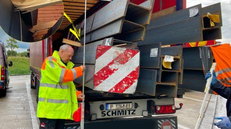 Die Beamten der Verkehrspolizei Augsburg erkannten sofort, dass die Ladung in Schieflage geraten war. 