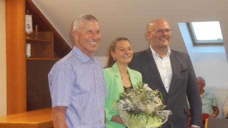 Richard Baur (links) ist vom Gemeinderat Hollenbach in den Ruhestand verabschiedet worden. Seine Nachfolgerin wird Sabrina Wolf (Mitte), daneben Bürgermeister Franz-Xaver Ziegler.