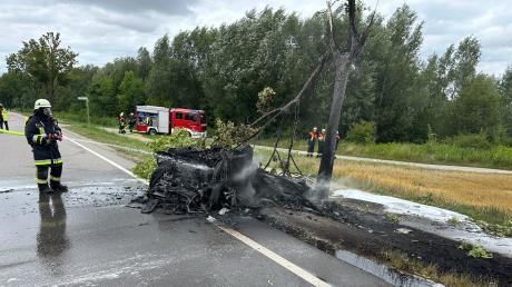 Auf der St2043 bei Bergheim ist am Freitagnachmittag ein E-Auto gegen einen Baum geprallt und komplett ausgebrannt.