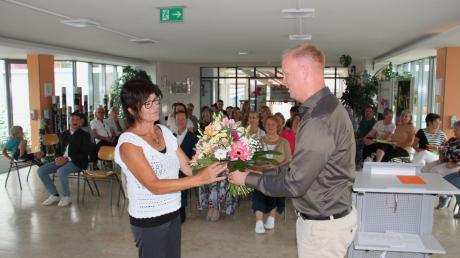 Ein Blumenstrauß von Burgheims Bürgermeister Michael Böhm für die scheidende Schuldirektorin Barbara Mayer.