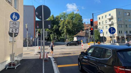 Die Verkehrsführung an der Kreuzung beim Alten Stadtbad ist neu. Das Linksabbiegen ist nicht mehr erlaubt. Geradeaus geht es jetzt wieder weiter.   