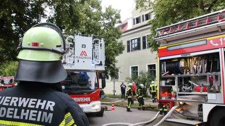 Hauptübung der Feuerwehr in Mindelheim: In Sekundenschnelle wurden Schläuche an Hydranten angeschlossen und verlegt.
