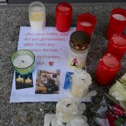 Nach den tödlichen Schüssen in Langweid stellten Trauernde Kerzen vor dem Haus ab, in dem drei Menschen erschossen wurden. 