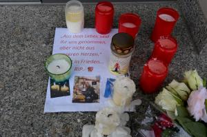 Nach den tödlichen Schüssen in Langweid stellten Trauernde Kerzen vor dem Haus ab, in dem drei Menschen erschossen wurden. 