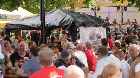 Schon mittags herrschte beim 45. Holzheimer Dorffest dichtes Gedränge auf dem Festplatz und vor den Verpflegungsbuden.