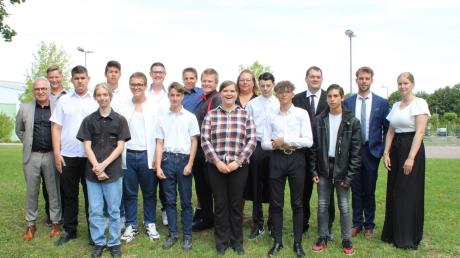 Die Jugendlichen der Nikolaus-von-Myra-Schule in Dürrlauingen haben ihren erfolgreichen Abschluss gefeiert.