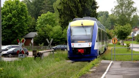 Bei der Ammerseebahn besteht einiger Erneuerungsbedarf, wurde bei einem Treffen des Fahrgastverbands Pro Bahn in Utting deutlich. Das Bild zeigt die Bahnstrecke in Riederau.
