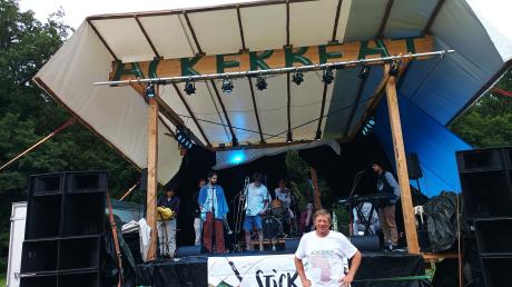 Axel Brandt (rechts im weißen T-Shirt), der Chef-Organisator des Ackerbeat-Festivals,
vor der Spitzenband "Stick a Bush". Er verlor trotz der schlechten Wetterbedingungen mit seinem
Team aus 80 freiwilligen Helferinnen und Helfern, die gute Laune nicht.