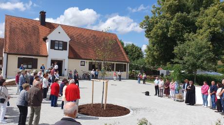 Pfarrerin Karin Schedler segnete den neu gestalteten Dorfplatz, in dessen Mitte eine gespendete Winterlinde steht und an dessen Rändern weitere Bäume
gepflanzt und ein Bibelgarten angelegt wurden.