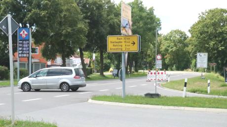Seit Montag ist die Staatsstraße 2035 zwischen Mühlhausen und dem Augsburger Flughafen gesperrt. Zu einem Umleitungschaos ist es bislang aber nicht gekommen.