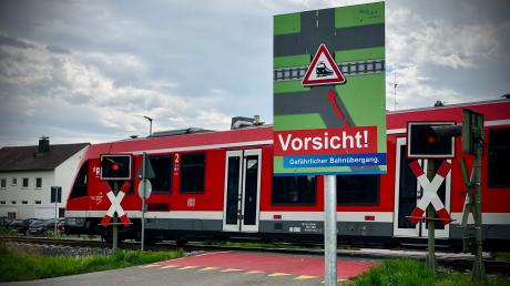 An Warnhinweisen mangelt es nicht am unbeschrankten Gerlenhofer Bahnübergang. Die Bahn will auch nicht darauf verzichten, dass die Züge neuerdings einen Signalpfiff ertönen lassen.