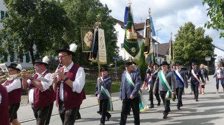 Mit Fahnenabordnungen im Festumzug ging es beim Dorffest durch Dorschhausen. 