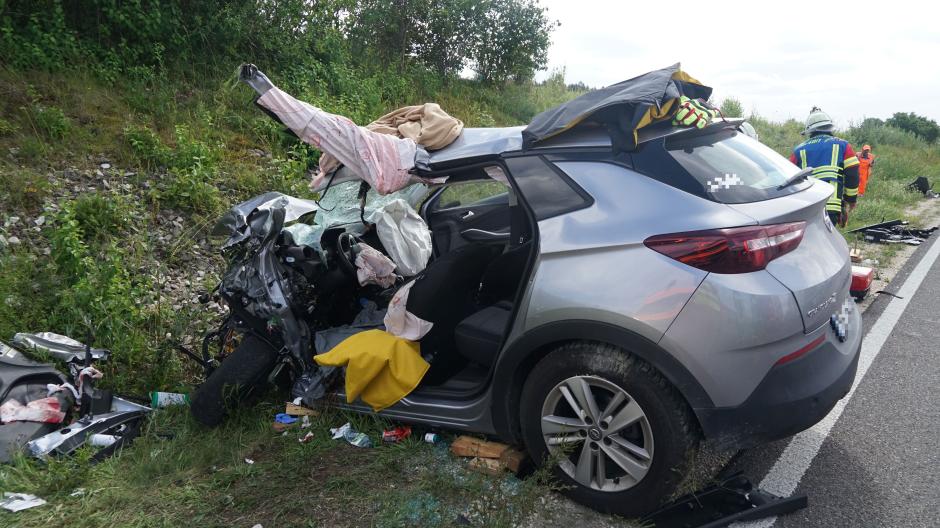 Zwei Menschen wurden bei dem Unfall am Montagnachmittag auf der B300 nahe der Ausfahrt Aichach-West schwer verletzt.