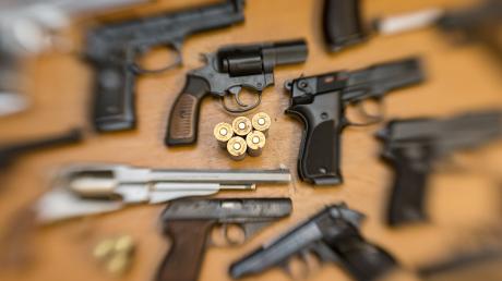 Die Zahl scharfer Waffen, die in Augsburg im Umlauf sind, ist in den vergangenen Jahren gestiegen. Ein Großteil entfällt auf Jäger und Sportschützen.