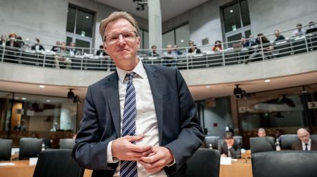 Gerhard Schulz, Geschäftsführer von Toll Collect, kommt als Zeuge vor den Maut-Untersuchungsausschuss des Bundestags im Oktober 2020.