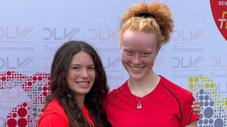 Eva Schmid (links) und Lina Hartung von der LG Augsburg zeigten bei der U16-Meisterschaft in Stuttgart gute Leistungen. Schmid kam über die 80 Meter Hürden auf Rang fünf, Hartung wurde Dritte im Gehen. 