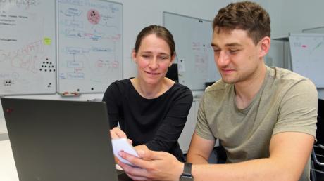 An der Hochschule Augsburg wurde eine App zur besseren Nachsorge bei Patienten nach einer Stammzellentransplantation entwickelt. Daran beteiligt sind unter anderem Professorin Alexandra Teynor und Fabian Kopf.