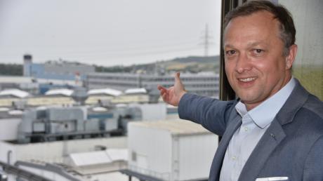 Zeigt stolz auf das Werk von Airbus Helicopters in Donauwörth: Geschäftsführer Stefan Thome ist verantwortlich für die Fabrik mit ihren gut 7000 Beschäftigten.