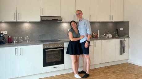 Frederik Riedel und Linh Tran wohnen in einer der 88 kommunalen Wohnungen auf dem Uttinger Schmucker-Areal. Die Wohnung in der Größe L hat eine riesige Küche, die vor allem Linh Tran begeistert.