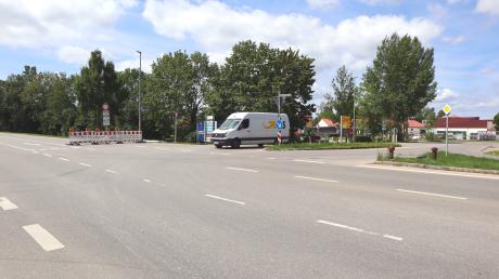 In Mühlhausen kommt es nicht gut an, dass die Staatsstraße für die Sanierungsarbeiten zwischen Mühlhausen und dem Flughafen Augsburg voll gesperrt wurde. Ab der Einfahrt zum Gewerbegebiet Unterkreuthweg ist sie seit Montag abgeriegelt.