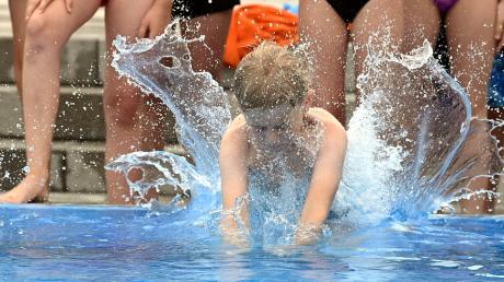 Sommerzeit ist Schwimmzeit. Doch nicht alle Kinder, die das möchten, haben schon einen Schwimmkurs hinter sich. Und es gibt praktisch keine Plätze für Kurzentschlossene.