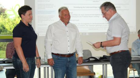 Bürgermeister Markus Winklhofer (rechts) vereidigte im August die neuen Gemeinderäte Verena Baumgartl und Thomas Gambert. Am Dienstag kommt ein weiteres neues Ratsmitglied dazu.
