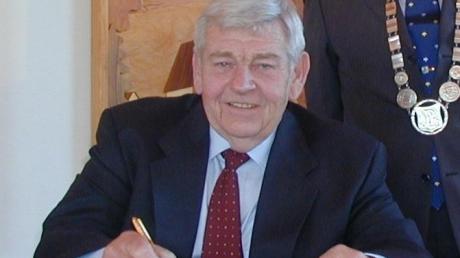 36 Jahre lang - von 1966 bis 2002 - war Alfons Eitelhuber Mitglied des Pöttmeser Gemeinderats. Von 1990 bis 2002 fungierte er als Zweiter Bürgermeister. Bei seiner Verabschiedung im Jahr 2002 trug er sich ins Goldene Buch der Gemeinde ein.