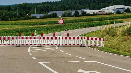 Staatsstraße Bauarbeiten Sperrung Umleitung Verkehr
Der erste Abschnitt der Staatsstraße zwischen Gosheim und Wemding ist seit Mittwochnachmittag gesperrt.
