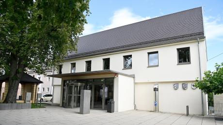 Im Rathaus von Ichenhausen sprachen sich die Rätinnen und Räte aller Fraktionen und Gruppierungen einstimmig für den Doppelhaushalt 2023/24 aus.	