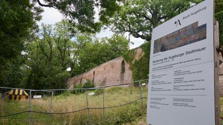 Die marode Stadtmauer rückt ins Blickfeld beim Bürgerfest. Eine Hinweistafel der Stadt Augsburg informiert über die Schäden. 