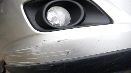 Ein Unbekannter hat am Donnerstag in Hochzoll einen BMW beschädigt und danach Unfallflucht begangen.