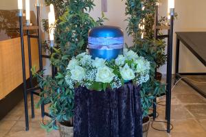 Im persönlichen Beratungsgespräch beim Bestattungsdienst in Schwaben kann unter anderem die Urne und der Blumenschmuck ausgesucht werden.