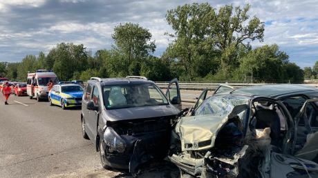 Den Rettungskräften bot sich ein Bild des Schreckens: Der 83-jährige Unfallverursacher starb noch an der Unfallstelle, zwei Personen wurden schwer verletzt. Die A96 war auf Höhe Wiedergeltingen in Richtung München  stundenlang gesperrt. 